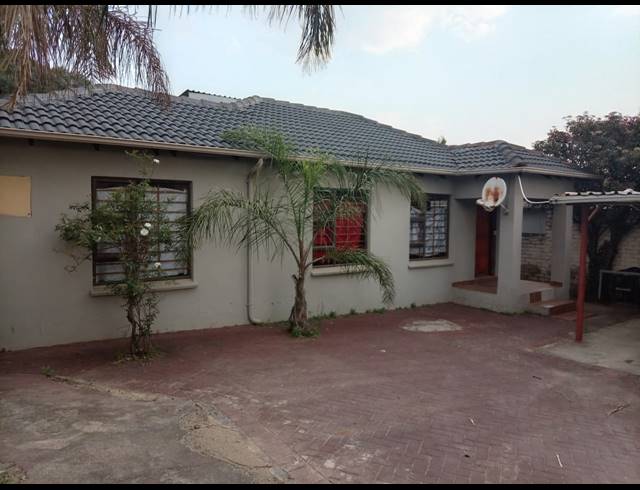 6 BEDROOM HOUSE FOR SALE IN COSMO CITY